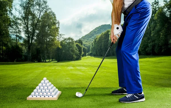 Jogador Golfe Praticando Uma Faixa Condução Com Pirâmide Bolas Golfe — Fotografia de Stock
