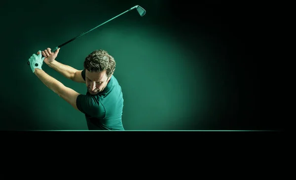 击中完美的高尔夫球杆 高尔夫球手的特写镜头 其意图是完善在黑暗背景下隔离的秋千 — 图库照片