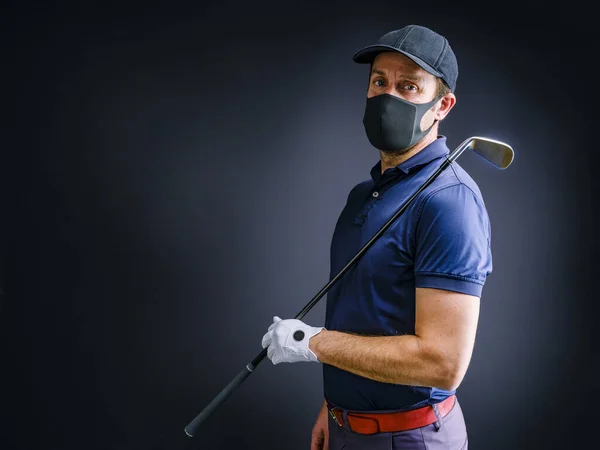 Golfista Com Máscara Protetora Espera Sua Vez Fazer Seu Melhor — Fotografia de Stock
