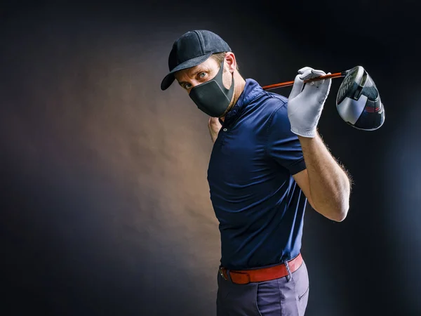 Golfista Com Máscara Protetora Com Ferro Nos Ombros Espera Sua — Fotografia de Stock