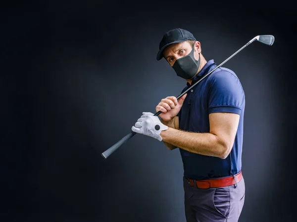 Golfista Com Máscara Protetora Espera Sua Vez Fazer Seu Melhor — Fotografia de Stock