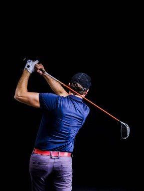 Karanlık arka planda izole edilmiş salıncağı mükemmelleştirmeye çalışan bir golf oyuncusunun yakın çekimi. Dikey resim