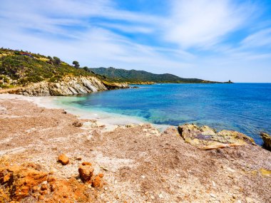 Punta Libeccio Cala Angioni plajı, Domus de Maria, Sardinya, İtalya. Punta Libeccio 'nun serbest plajı - Sardunya' nın turkuaz denizine bakan Cala Angioni