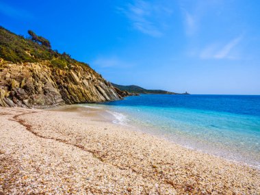 Punta Libeccio Cala Angioni plajı, Domus de Maria, Sardinya, İtalya. Punta Libeccio 'nun serbest plajı - Sardunya' nın turkuaz denizine bakan Cala Angioni