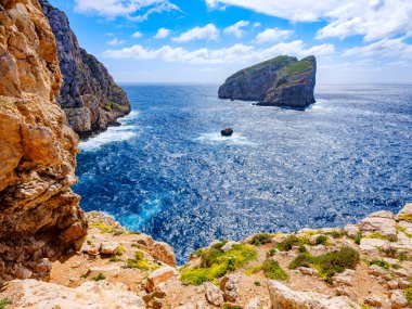 Mavi gökyüzüyle Forada adasının Capo Caccia kayalık kayalıklarından görüntü. Alghero, Sardinya, İtalya