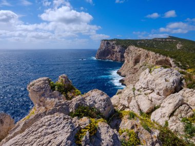 Porto Conte Bölgesel Parkı 'nın kayalık uçurumlarının panoramik manzarası. Alghero, Sardinya, İtalya