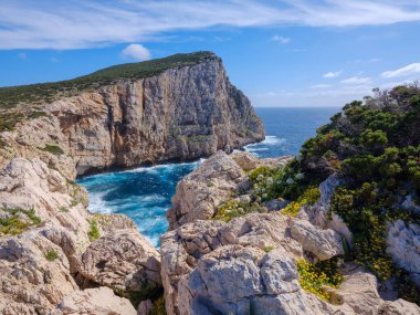 Capo Caccia, Alghero, Sardinya, İtalya 'nın kayalık uçurumlarının panoramik manzarası