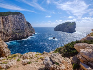 Capo Caccia 'nın kayalık uçurumları ve Forada adasının manzarası. Alghero, Sardinya, İtalya