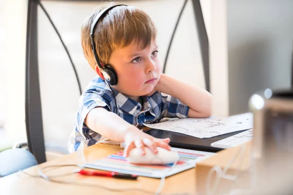 Criança Ouve Lição Com Fones Ouvido Estudante Estuda Casa Faz — Fotografia de Stock