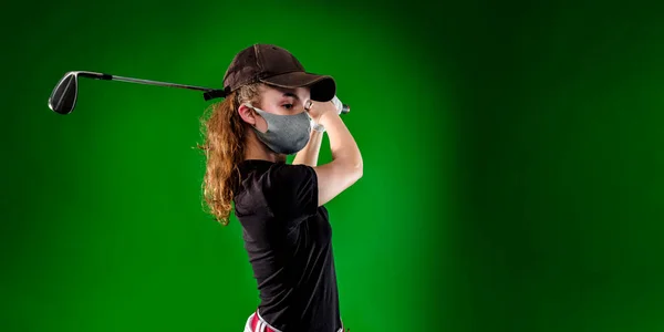 Girl Looking Perfect Golf Shot Covid Mask Close Girl Playing — Stock Photo, Image
