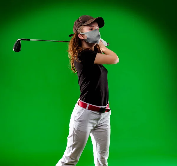 Covid Maskesiyle Mükemmel Bir Golf Atışı Arayan Bir Kız Yeşil — Stok fotoğraf