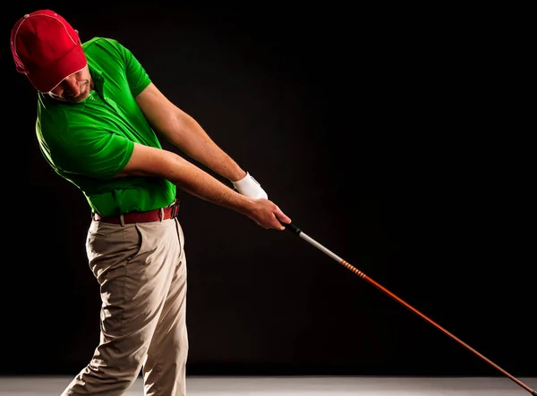 Retrato Jogador Golfe Batendo Tiro Golfe Perfeito Isolado Fundo Escuro — Fotografia de Stock