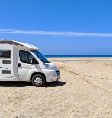 Piscinas, Arbus, Sardinya, İtalya yakınlarındaki bir kampçı. Piscinas 'ın muhteşem vahasında bir plajda park etmiş bir karavan. Güzel, sıcak ve altın gibi kumulların heybetli ve ince kumullarıyla.