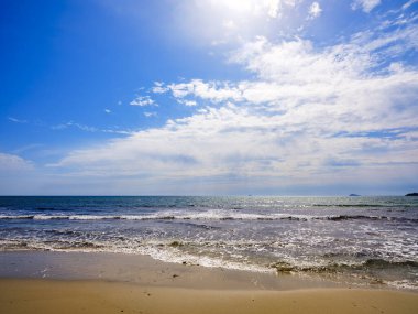 Sardinya, Porto Pino, İtalya 'nın muhteşem kumlu plajı. Porto Pino, Sardinya, İtalya 'da geniş kumlu plajda güzel mavi bir gökyüzü çekildi. Seyahat panorama arka planı kavramı