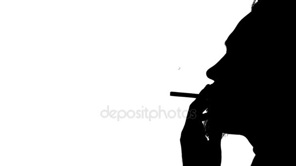 Homem acendendo um cigarro — Vídeo de Stock