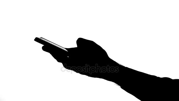 Перемещение мужской руки со смартфоном — стоковое видео