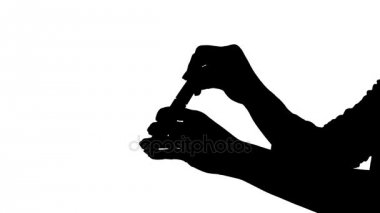 Eller bir maskara tüp açma