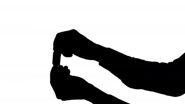 移动男性手展开的糖果 — 图库视频影像