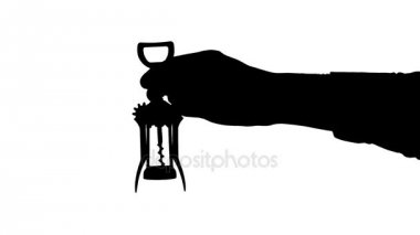 Erkek el bir tirbuşon tutarak