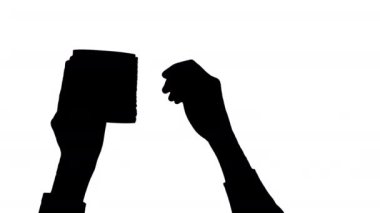 Erkek eller bir tuvalet kağıdı sayfa yırtılma hareketli