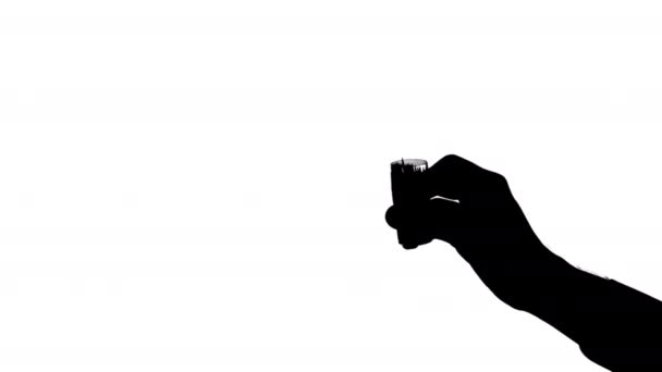 Erkek eller bir kürdan bir dağıtıcı çekerek taşıma — Stok video