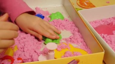 Pembe ile oynayan çocuk kum/magic sandclose-up/yukarı shot bir 5 yaşındaki çocuk/çocuk/kum kalıp kullanarak pembe oyun/büyü/ay/boşluk kumla oynayan bebek oyna