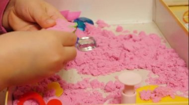 Pembe ile oynayan çocuk kum/magic sandclose-up/yukarı shot bir 5 yaşındaki çocuk/çocuk/kum kalıp kullanarak pembe oyun/büyü/ay/boşluk kumla oynayan bebek oyna