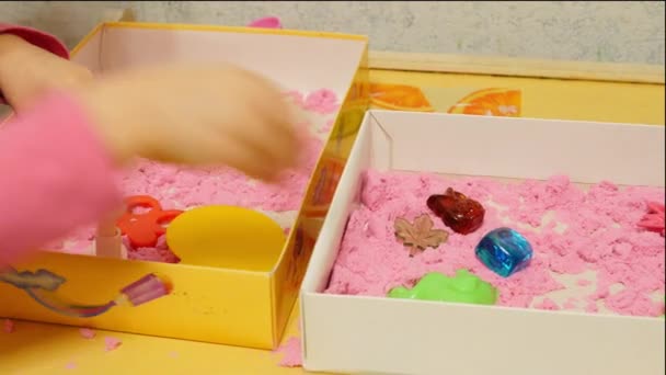 孩子玩粉红色玩沙子 Sandclose 特写镜头的一个5岁的孩子 婴儿玩粉红色的游戏 空间沙子 — 图库视频影像