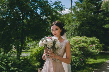 Gelin gelinlik parkta bir yürüyüş için