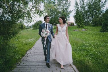 Gelin ve damat parkta elele yürüyor