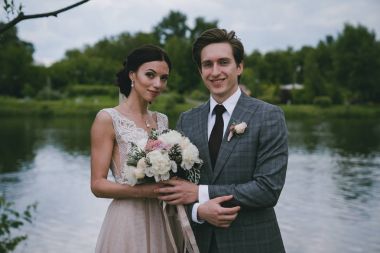 Damat gelin onun kollarında giyer.