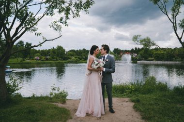 Damat gelin onun kollarında giyer.