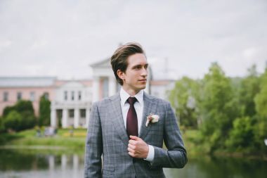 Bir ilik ile takım elbiseli bir adam