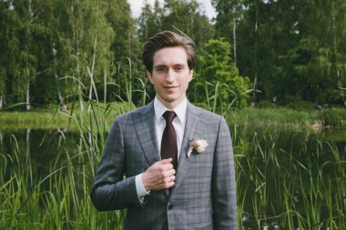 Bir ilik ile takım elbiseli bir adam