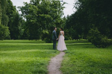 Damat gelin onun kollarında giyer.