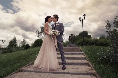 Damat gelin onun kollarında giyer.