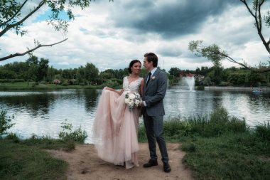 Damat gelin onun kollarında giyer.