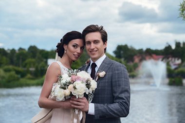 Damat gelin onun kollarında giyer.