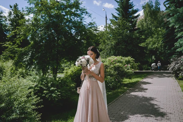 公園での散歩のためのウェディング ドレスの花嫁 — ストック写真