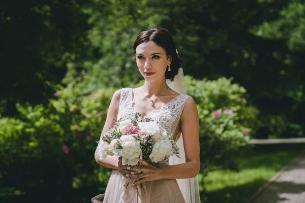 公園での散歩のためのウェディング ドレスの花嫁 — ストック写真