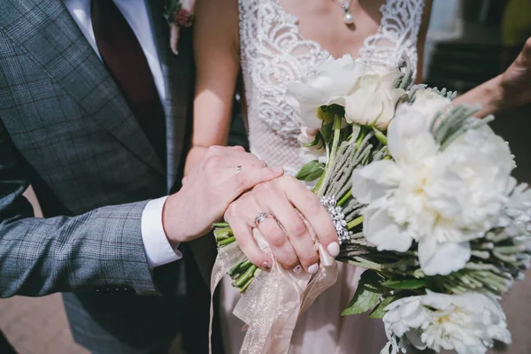 Cincin pernikahan di meja di kantor registri — Stok Foto