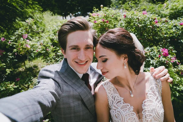 The bride and groom make selfies — Stock Photo, Image