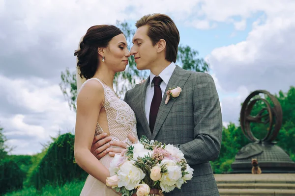 The bridegroom wears a bride in her arms — Stock Photo, Image