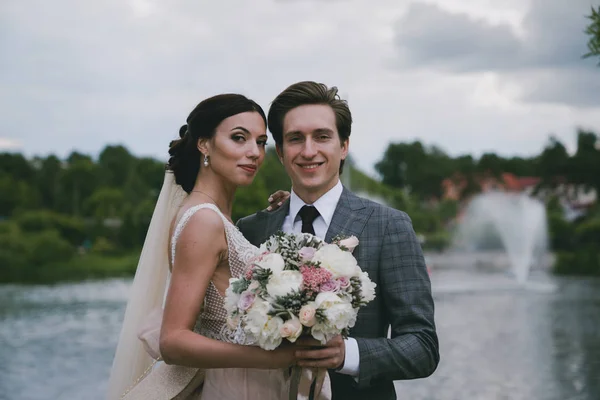 The bridegroom wears a bride in her arms — Stock Photo, Image