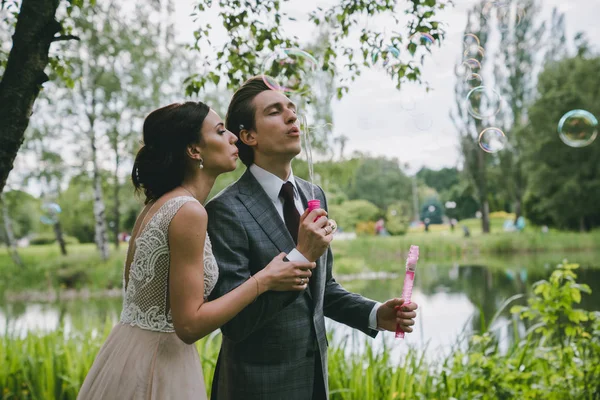 Lo sposo indossa una sposa tra le braccia — Foto Stock