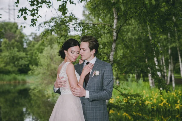 A girl and a man are hugging in the park — Stock Photo, Image