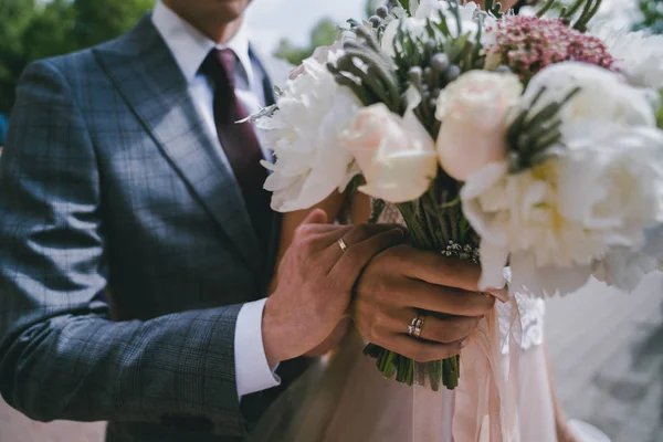 Anéis de casamento na mesa no escritório de registro Imagem De Stock