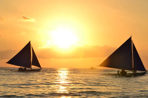 Sonnenuntergang am weißen Strand Stockbild