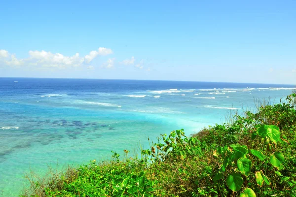 Vista al océano azul desde la roca — Foto de Stock