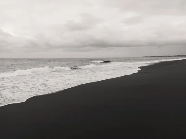 Na plaży z czarnym wulkanicznym piaskiem — Zdjęcie stockowe